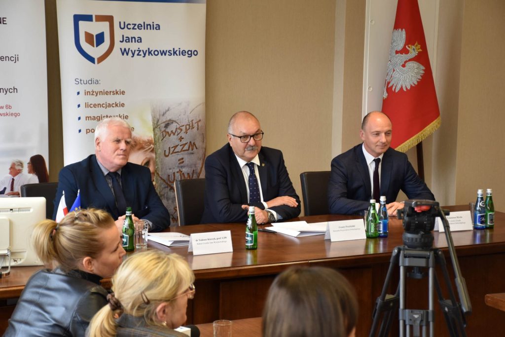 Przedstawiciele UJW i samorządu województwa siedzą przy stole podczas spotkania.