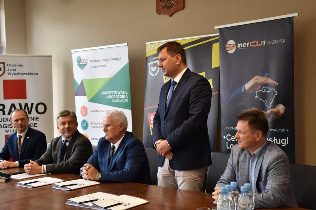 Przedstawiciel partnera przemawia podczas spotkania UJW z CBJ, Mercus Logistyka i PeBeKa.