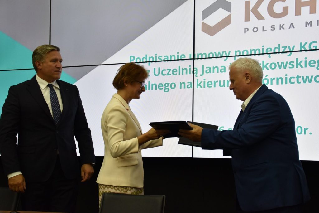 Przekazanie dokumentów podczas podpisania umowy pomiędzy KGHM a UJW.