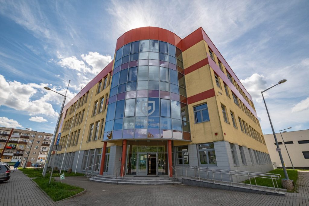 Wejście do UJW pod wysokim, zaokrąglonym przeszkleniem fasady.