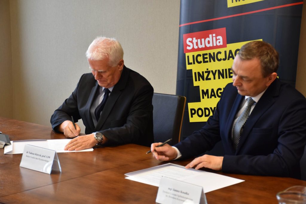 Podpisywanie porozumienia UJW z I Liceum Ogólnokształcącym w Głogowie.