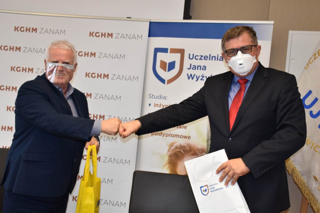 Przedstawiciele UJW i KGHM ZANAM witają się zetknięciem pięści.