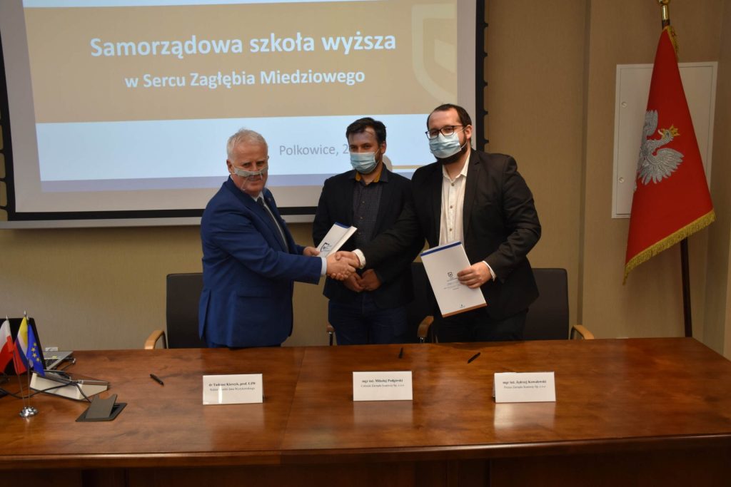 Uścisk dłoni podczas podpisania porozumienia UJW ze Scanway.