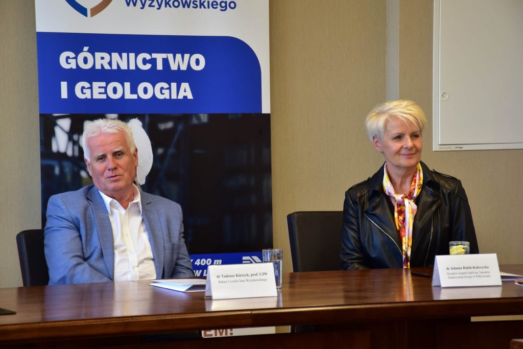 Przedstawiciele UJW i Zespołu Szkół w Polkowicach siedzą przy stole konferencyjnym.
