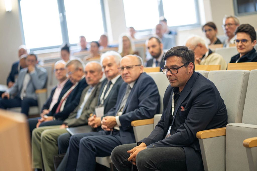 Uczestnicy konferencji „Odkrywcy Polskiej Miedzi” siedzą w sali wykładowej.