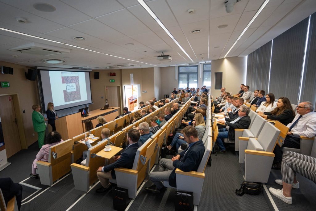 Grupa ludzi na konferencji naukowej
