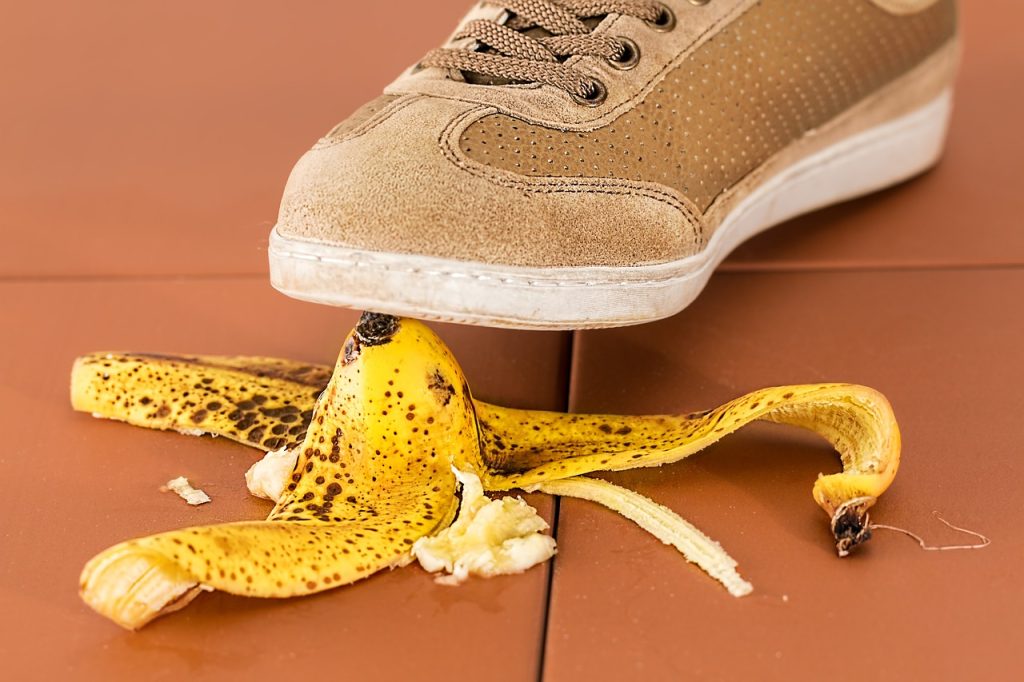 Skórka od banana leży na podłodze, na niej ktoś stawia stopę