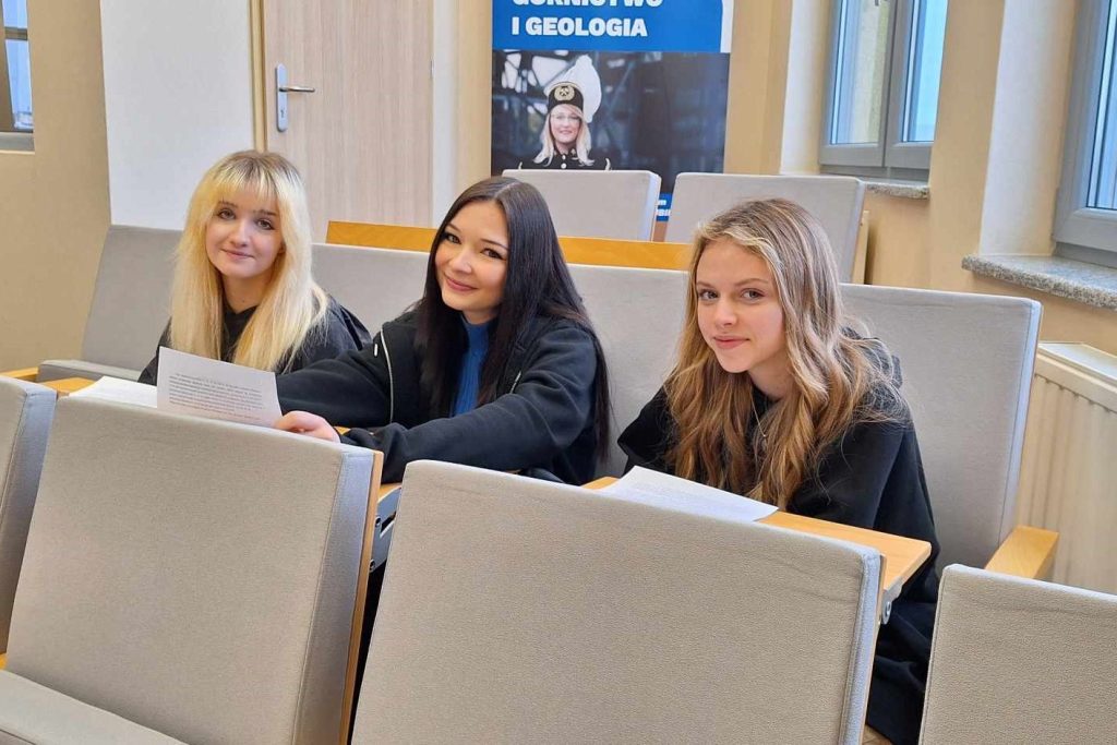 3 dziewczyny siedzą na sali wykładowej