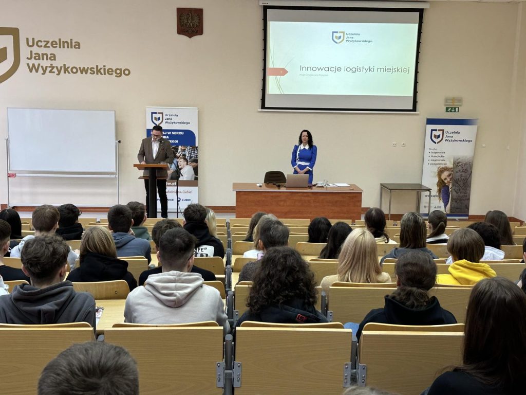 Sala wykładowa. Młodzi ludzi siedzą i słuchają wykładu