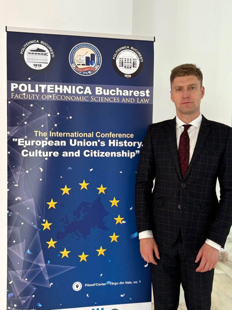 Mężczyzna przy banerze konferencji „European Union's History, Culture and Citizenship” POLITEHNICA Bucharest.