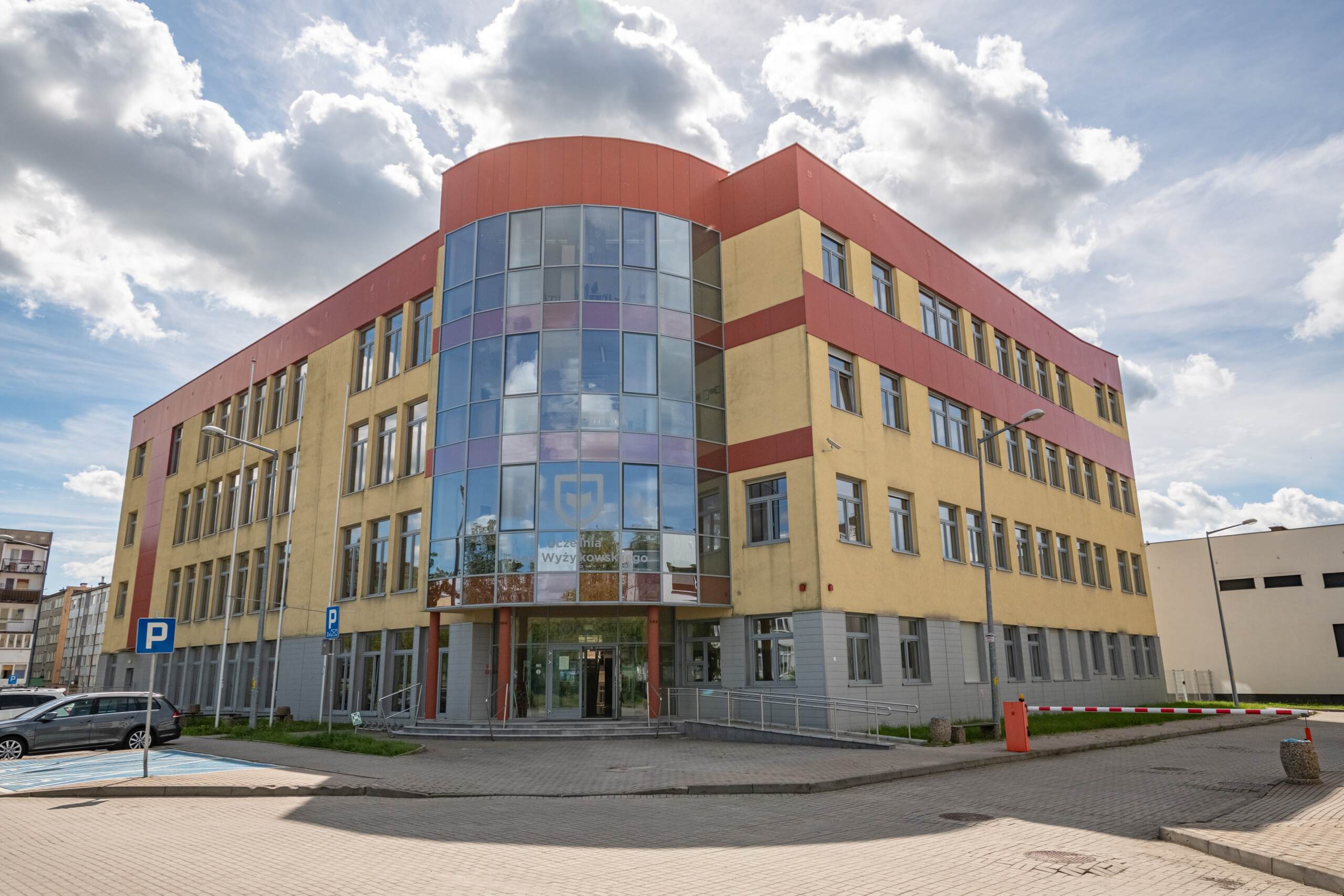na zdjeciu widac siedzibe Uczelni Jana Wyżykowskiego