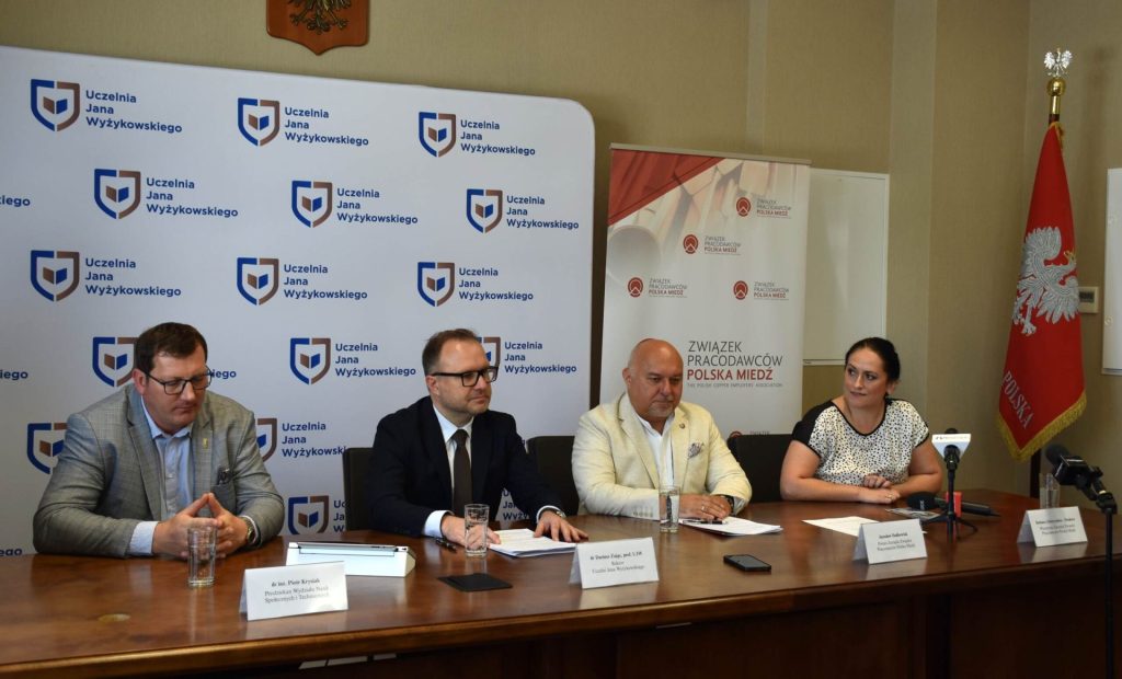 Przedstawiciele UJW i Związku Pracodawców Polska Miedź siedzą przy stole podczas spotkania.