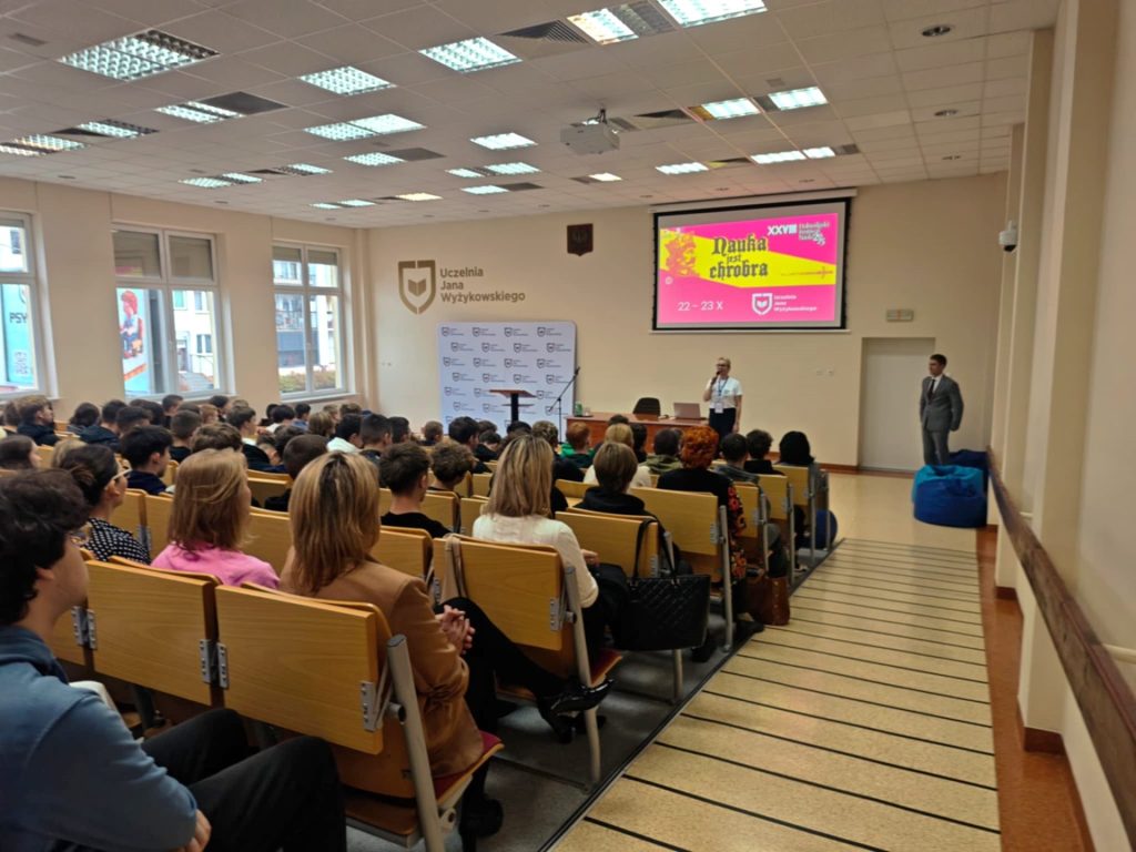 Uczestnicy wypełniają aulę podczas otwarcia Dolnośląskiego Festiwalu Nauki na UJW.