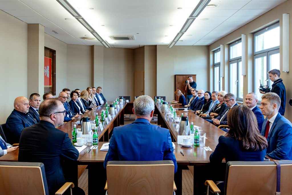 Uczestnicy pierwszego posiedzenia Konwentu UJW siedzą przy długim stole konferencyjnym.