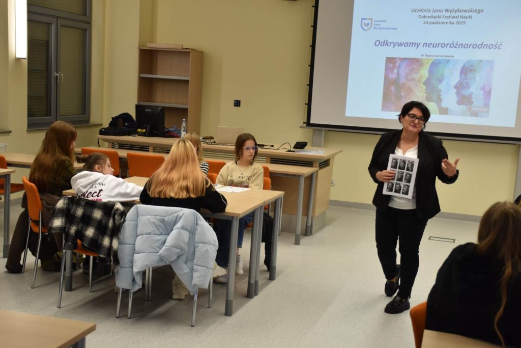 na obrazku widać Panią dr, któa przeprowadza warsztaty z dziećmi w ramach DFN 2025