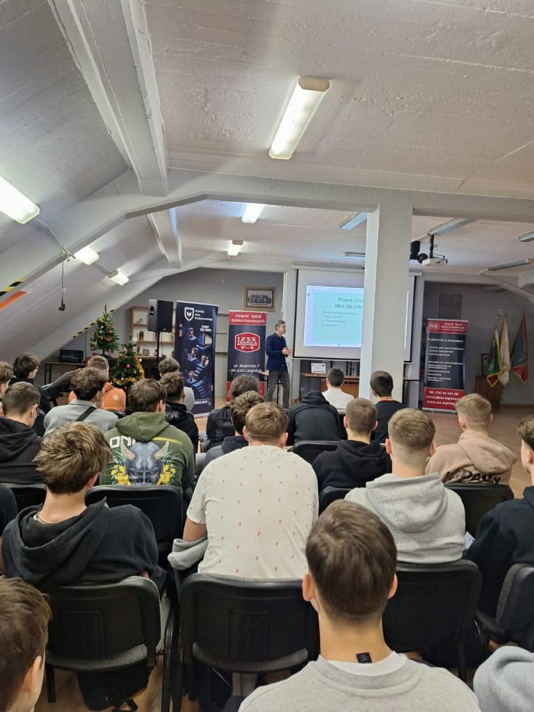 Uczniowie słuchają prezentacji podczas wizyty UJW w Zespole Szkół Samochodowych w Legnicy.