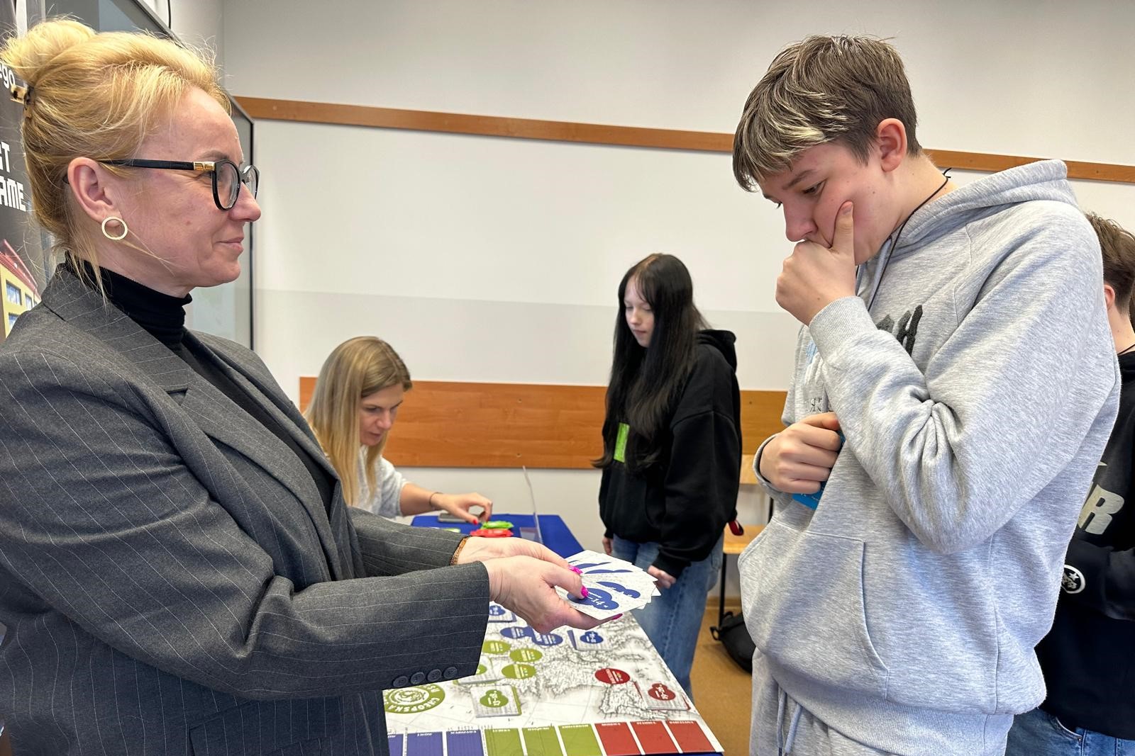 Kierownik działu promocji prowadzi zajęcia dla uczniów szkoły średniej