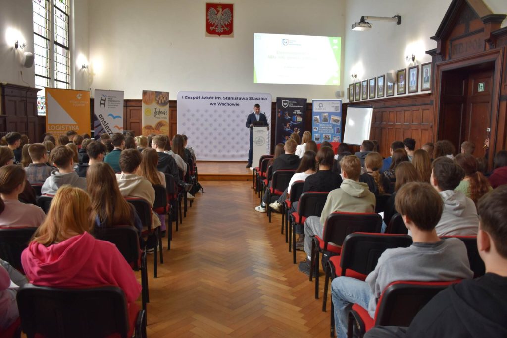 Uczniowie słuchają prelegenta w auli podczas Dnia Logistyka we Wschowie.