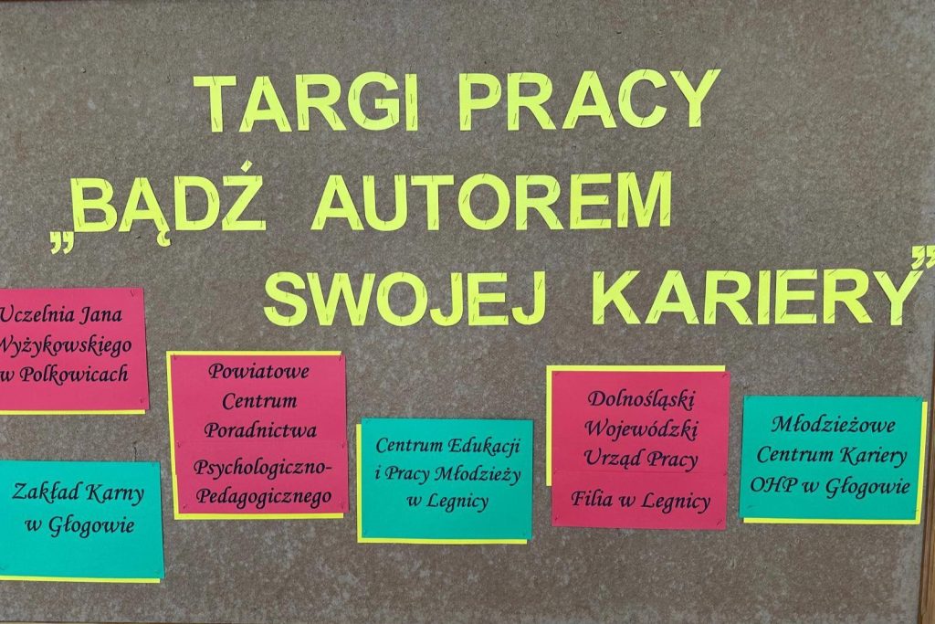 Tablica targów pracy pod hasłem Bądź autorem swojej kariery z nazwami uczestniczących instytucji.