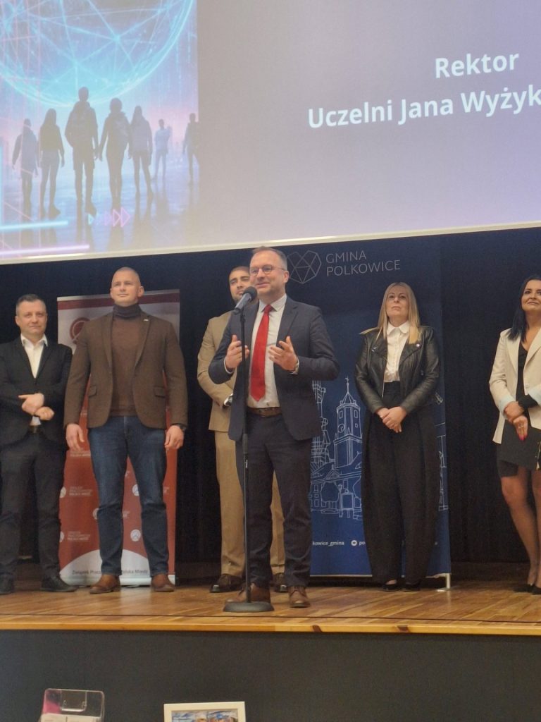 Mężczyzna przemawia do mikrofonu na scenie podczas targów pracy w Polkowicach.