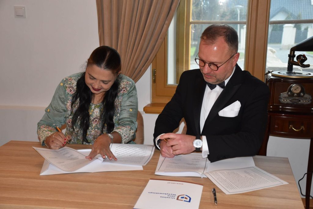 Przedstawiciele uczelni podpisują dokumenty porozumienia UJW z uniwersytetem w Indiach.