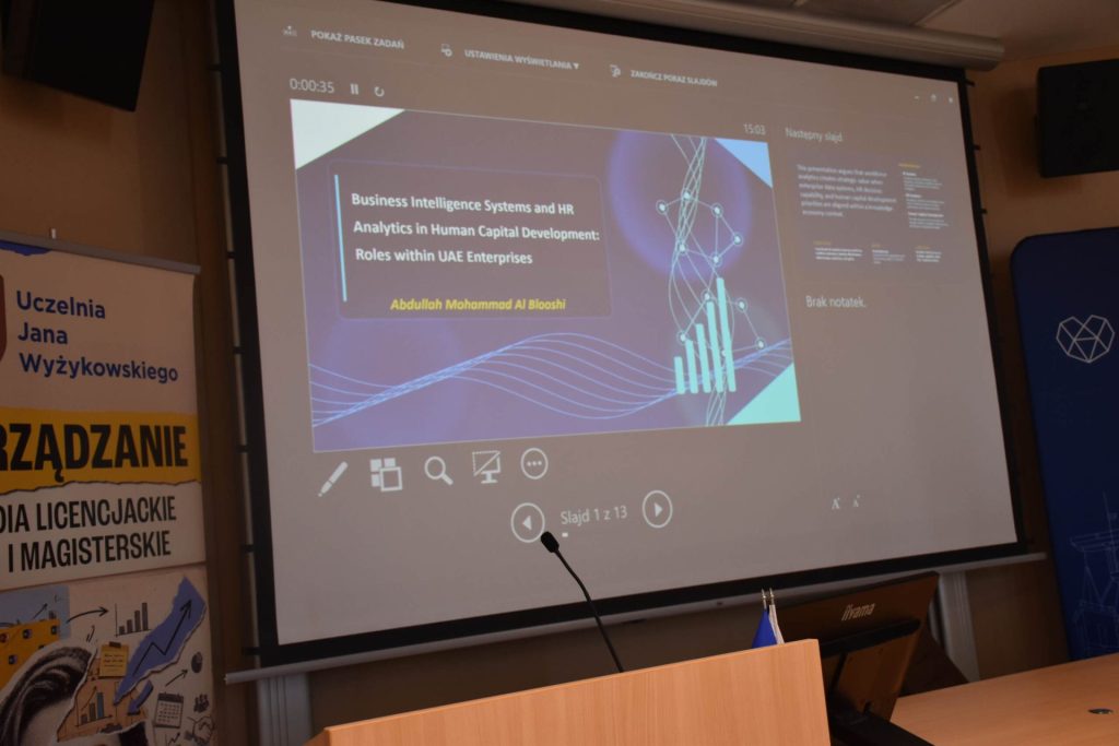 Ekran prezentacji o systemach Business Intelligence i analizie AI w zarządzaniu kapitałem ludzkim.