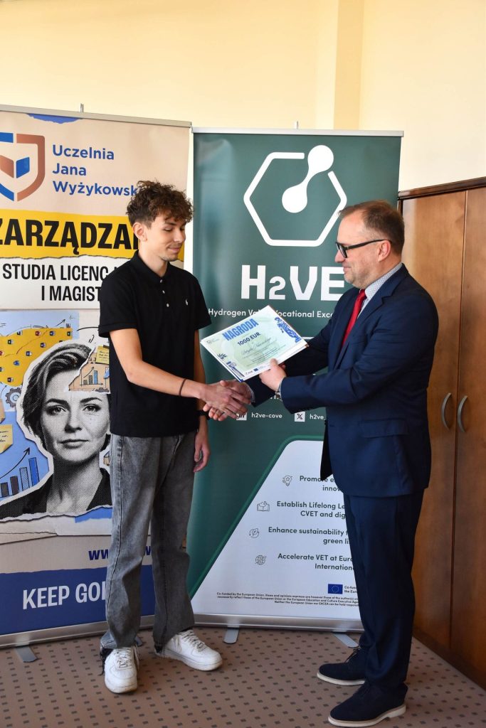 Wręczenie nagrody laureatowi konkursu „Grecka tragedia czy wodorowa odyseja?”.