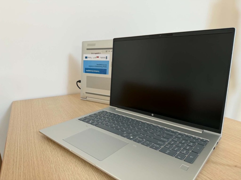 Otwarty laptop na biurku w Akademickiej Poradni Psychologicznej UJW.