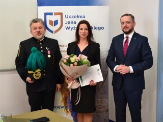 Trzy osoby pozują do zdjęcia