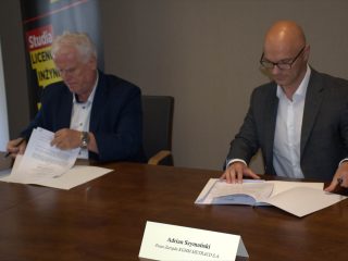 Sygnatariusze przeglądają dokumenty podczas podpisania umowy z KGHM Metraco.