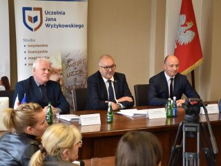 Przedstawiciele UJW i samorządu województwa siedzą przy stole podczas spotkania.