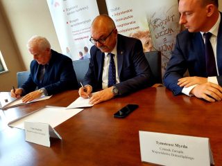 Podpisywanie dokumentów współpracy przez przedstawicieli uczelni i województwa.