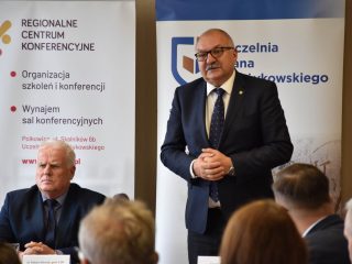 Wystąpienie przy stole podczas spotkania UJW z samorządem województwa.