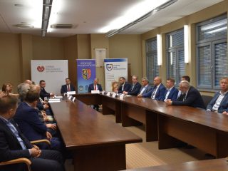 Szeroki widok sali z uczestnikami spotkania klastra energetycznego.