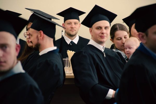 Grupa absolwentów w galowych togach