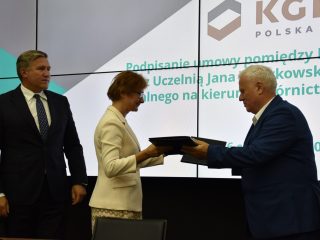 Przekazanie dokumentów podczas podpisania umowy pomiędzy KGHM a UJW.