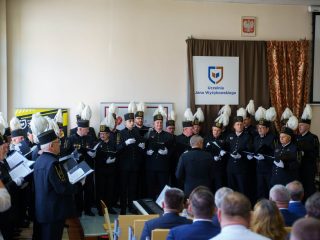 Chór w mundurach górniczych i czakach z białymi pióropuszami występuje podczas inauguracji roku akademickiego.