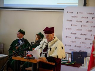 Rektor odczytuje przemówienie przy mównicy podczas inauguracji roku akademickiego.