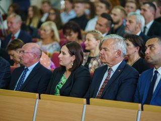 Goście inauguracji siedzą w pierwszych rzędach auli.