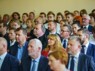 Widok wypełnionej auli z uczestnikami inauguracji roku akademickiego.