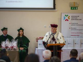Rektor w uroczystym stroju przemawia przy mównicy podczas inauguracji PUTW.