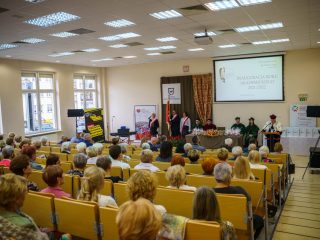 Widok pełnej auli podczas inauguracji roku akademickiego PUTW.