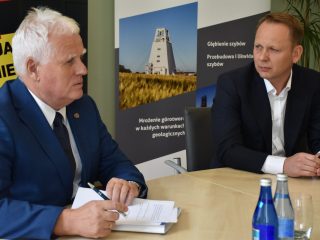 Przedstawiciel UJW podpisuje dokument podczas spotkania z partnerami w PeBeKa.