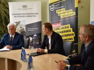 Rozmowa przedstawicieli UJW i PeBeKa przy stole z dokumentami.