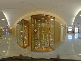 Panorama holu UJW z gablotą pełną pucharów.