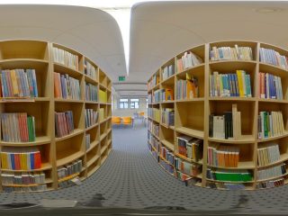 Sferyczna panorama regałów z książkami w bibliotece UJW.