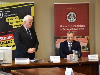 Przedstawiciel UJW przemawia obok siedzącego przedstawiciela I LO w Głogowie.