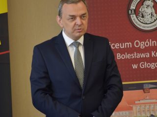 Przedstawiciel liceum zabiera głos podczas spotkania z UJW.