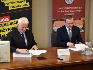 Przedstawiciele UJW i I LO w Głogowie przeglądają dokumenty przy stole.
