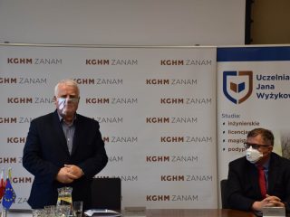 Przedstawiciel UJW stoi przy stole i przemawia podczas spotkania z KGHM ZANAM.